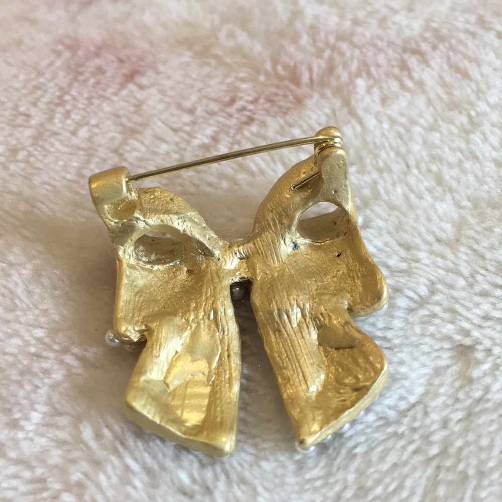 Buffed Gold and Faux Pearl Bow Fashion Pin Brooch designer Accessory NWT 1x1.25” - Picture 9 of 12